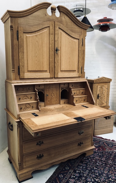 Sønderjysk barok-chatol i massivt egetræ med tilhørende overskab dekoreret med frimurersymboler, skabt af Karl-Heinz Gloy