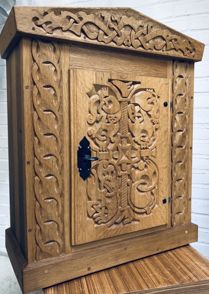 Sønderjysk cigarskab i massivt fyrretræ, dekoreret med antikke vikingsymboler, skabt af Karl-Heinz Gloy