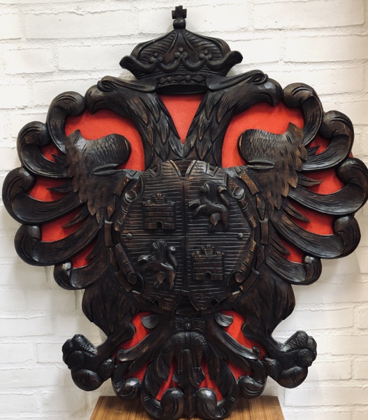 Våbenskjold af håndskåret træ, efter inspiration af våbenskjoldet for Castilla y León, Spanien