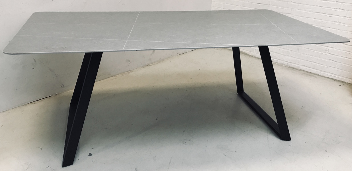 Arctic spisebord m. lys keramisk bordplade (grå) samt sort metalstel, fremstillet hos Lexpo Living