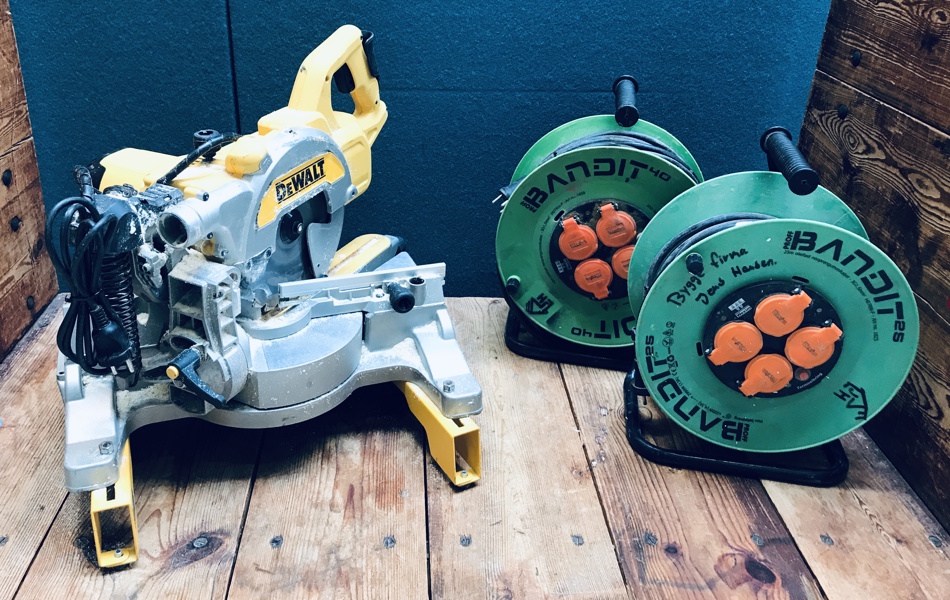 +M: DeWalt DWS777 kap-/geringssav m. DeWalt arbejdsstation samt 2 Wexim Bandit Proff kabeltromler (40m)