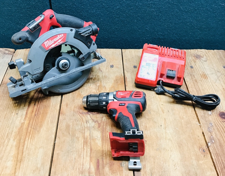+M: Milwaukee (akku): M18 CCS55 rundsav, M18 BDD slagboremaskine samt M12-18C oplader