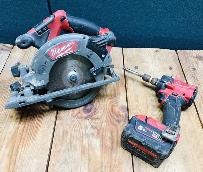 +M: Milwaukee (akku): M18 CCS55 rundsav, M18 FIW2F12 slagnøgle samt 5.0 M18 batteri