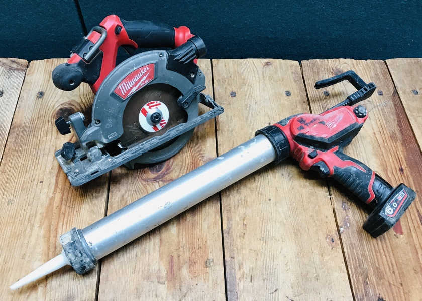 +M: Milwaukee (akku): M18 CCS55 rundsav, M12 PCG fugepistol samt 6.0 M12 batteri