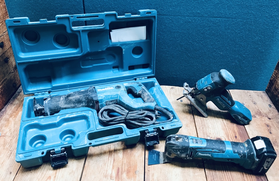 +M: Makita (akku/220v): DJV181 Stiksav, DTM51 multicutter m. 18v batteri samt JR3051T bajonetsav (220V)