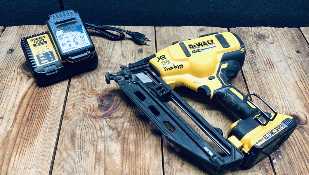 +M: DeWalt (akku): DCN660 18V XR dykkerpistol, DCB115 lader samt 2 stk. 18VXR batterier
