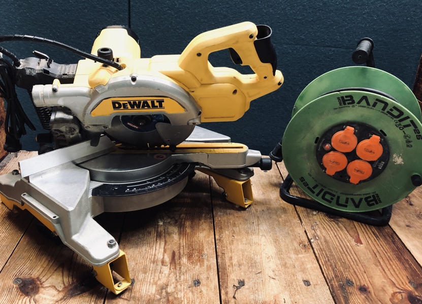 +M: DeWalt DWS777 kap-/geringssav m. savbænk samt 1 Wexim Bandit Proff kabeltromle (40m)