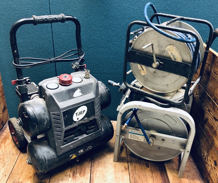 +M: TJEP 17/15 Silent kompressor (17l/10 bar) samt 2 slangeopruller m. luftslanger -Reelworks samt Flowconcept (30m)