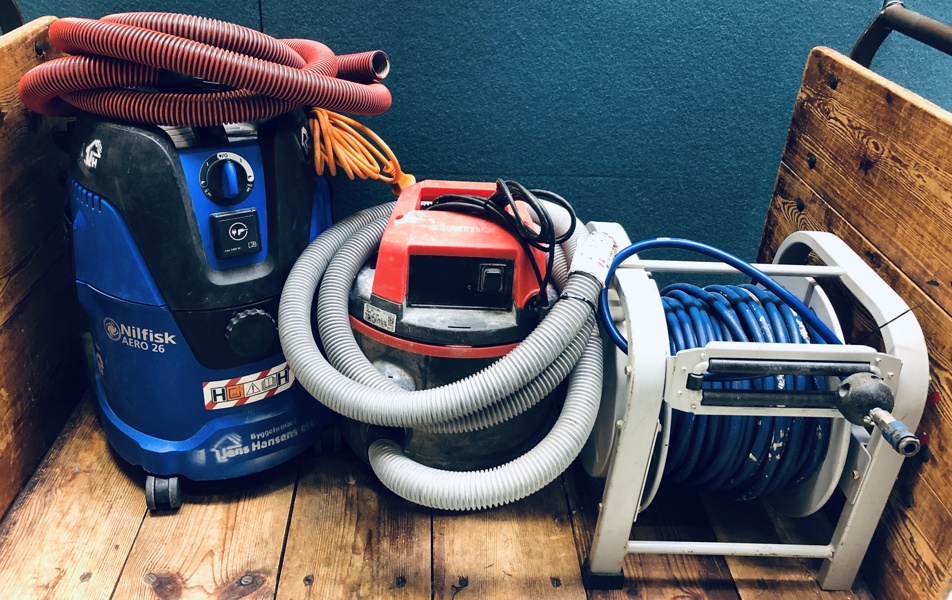 +M: Nilfisk AERO 26-2H PC våd-/tørstøvsuger (220V), Starmix Electrostar AS 1220 støvsuger samt Flowconcept slangeoprulle til luftslanger (30m)