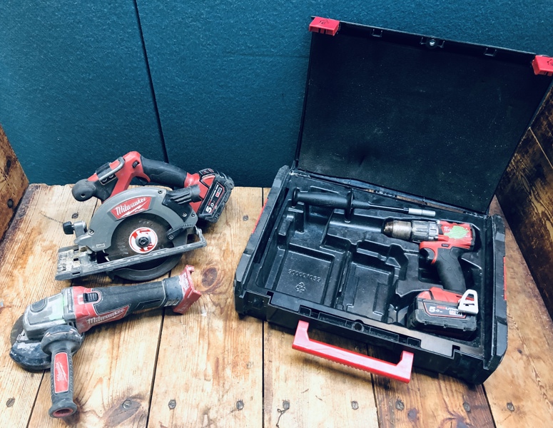 +M: Milwaukee (akku): M18 PD2 slagboremaskine, M18 CAG125X vinkelsliber, M18 CCS55 rundsav samt 2 stk. 5.0Ah batterier