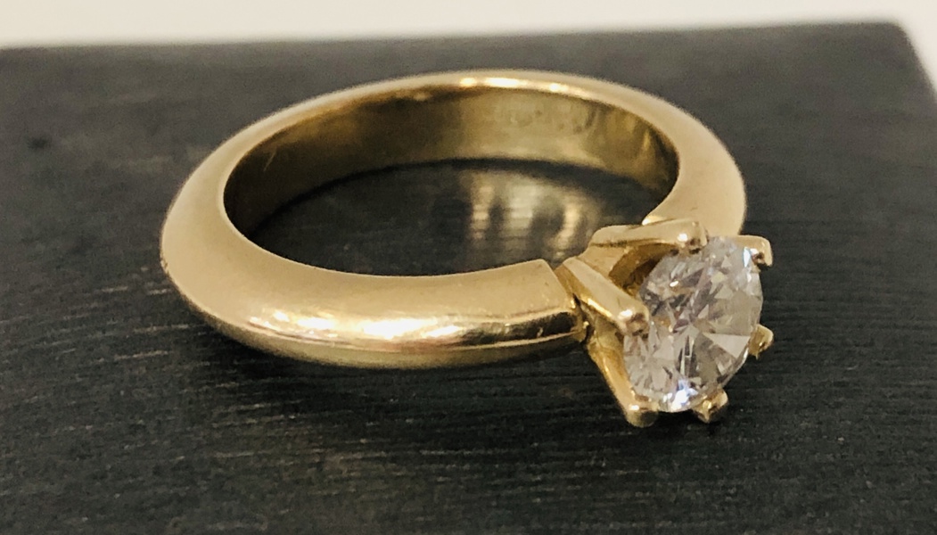 Guld: Solitaire ring udført i 14kt./585 prydet m. stor diamant, fremstillet hos Preben Randløv, Århus