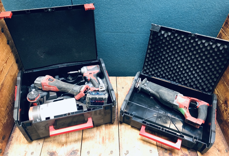 +M: Milwaukee (akku): M18 CBLD slagboremaskine, M18 FSAG125X vinkelsliber, M18 CSX bajonet sav samt 1 stk. 4.0 batteri