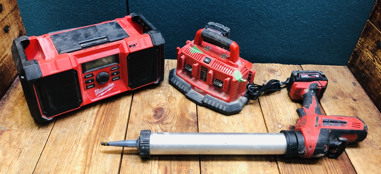 +M: Milwaukee (akku): M18 JSRDAB+ arbejdsradio, M18 M1418C6 opladerstation, C18 PCG fugepistol samt 3 stk. 5.0 Ah batterier