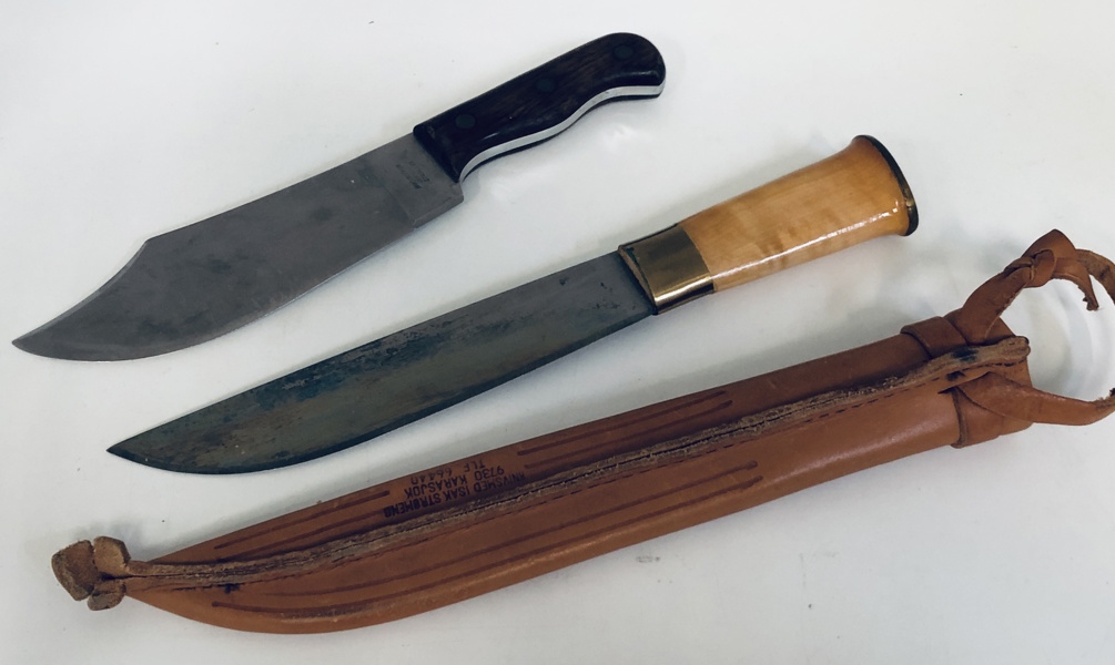 Isak Strømeng håndlavet samekniv (32,5cm) m. tilhørende håndlavet skede samt Hans Andersen friluft/outdoor kniv (30cm)