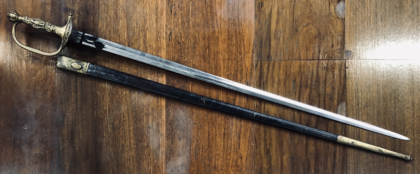 Marineofficer sabel med ornamenteret fæste i messing og klinge stemplet: Klingenthal (95cm)