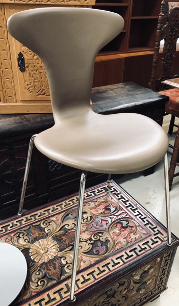 Arne Jacobsen (1902-1971) Myggen | Munkegaardstol, fremstillet hos Howe