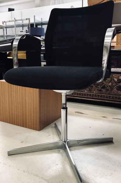 Morten Nikolajsen MN1 kontor-/armstol fremstillet ved Howe