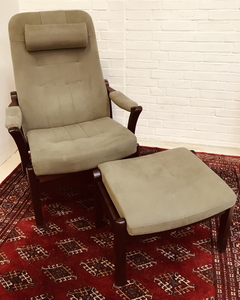 Otium/hvilestol samt fodskammel med justerbar stel af bejdset bøgetræ, fremstillet hos Farstrup Møbler 