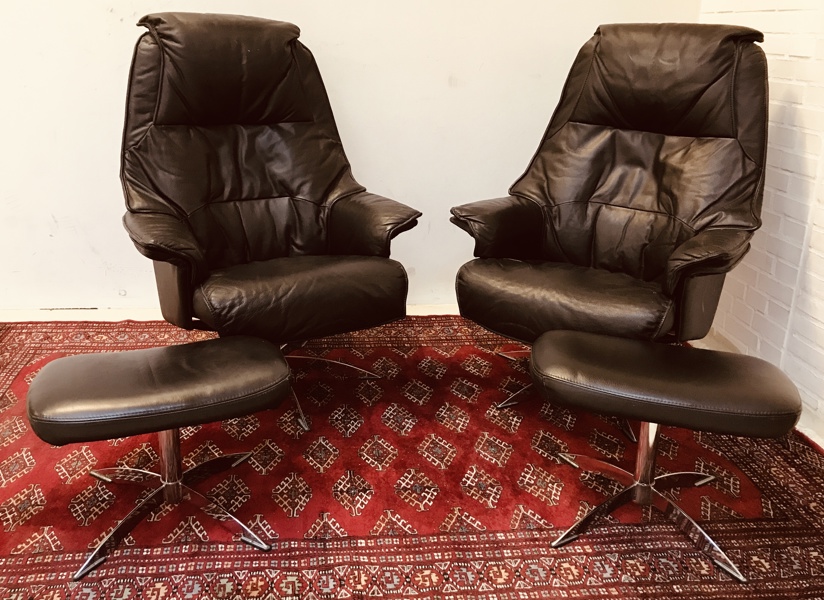 2 Otium lænestole m. skammel, udført i sort læder m. forkromet 4-pas fod - fremstillet hos Hjort Knudsen