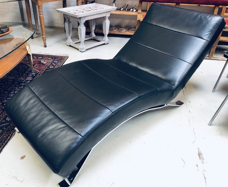 Ilva chaiselong beklædt i sort læder prydet m. forkromede ben 