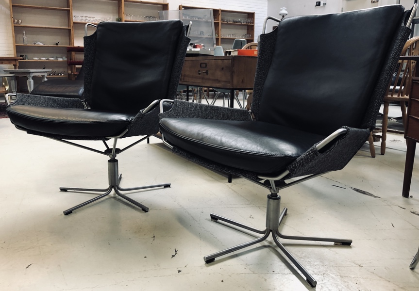 2 Mønsted lounge-/lænestole m. drejefod, kanvassæde og løse hynder i sort skind