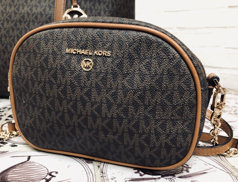 +M: Michael Kors Jet Set Charm Signature Oval Crossbody taske (Å 2026-0769)