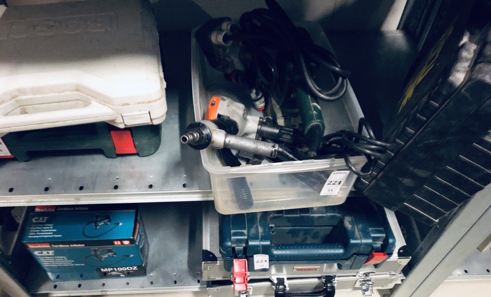 +M: Værktøj: Metabo pudse-/slibemaskine, Condor MDR 2 pressostat Tjep BS-1 beslagsømpistol, Bosch GST 85P stiksav, Bosch PSB 500 RE skrue-/boremaskine, Bosch GBM 10 SRE skrue-/boremaskine m.v.