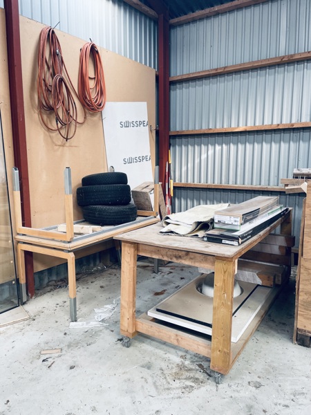 +M: Tøm lagerhallen for træ, stillads, maskiner og løsøre (Bemærk: pallereoler medfølger ikke)