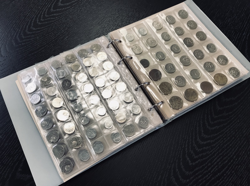 Mappe med samling af mønter - Israel, Jersey, Libanon, Tjekkiet, Tjekkoslovakiet, Kroatien, Bulgarien