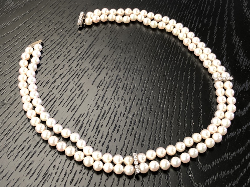 Guld: V. Fahrendorff dobbeltradet perlekæde prydet m. lås og 2 sektioner i 14kt./585 samt 15 brillanter