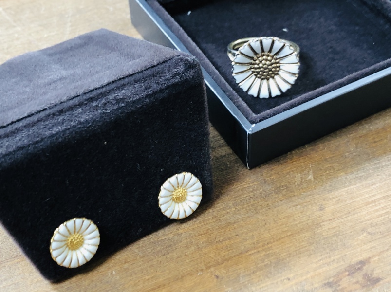 Bernhard Hertz Marguerit ring (18mm) samt 2 Georg Jensen Marguerit ørestikker (13mm) m. tilhørende æske