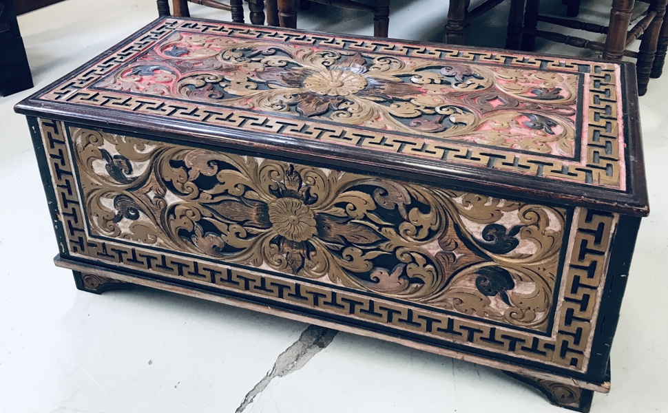 Mid-century kamferkiste prydet m. udskåret dekorationer på ydersiden