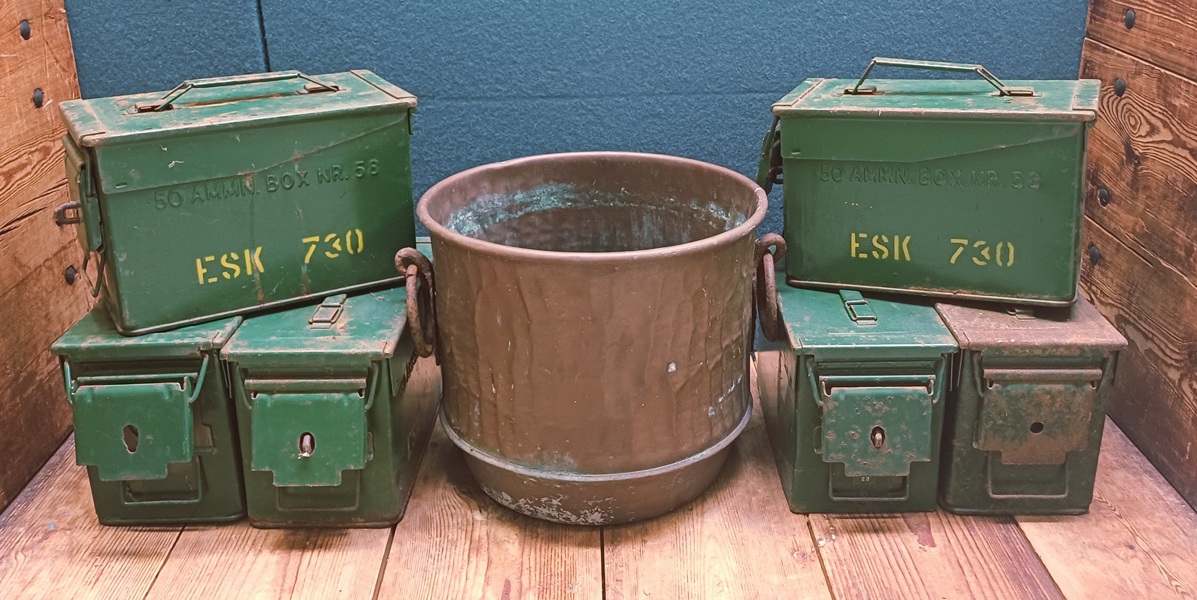 6 stk. Originale 50 cal. ammunitionskasse med bæregreb i låget samt klassisk kobberspand brugt til brænde