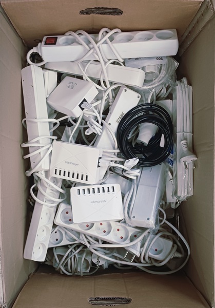 +M: Stort parti forlængerledninger (30 enheder) samt 3 stk. SCCVEE USB Charger 40W, 8-Port Desktop Multi-USB