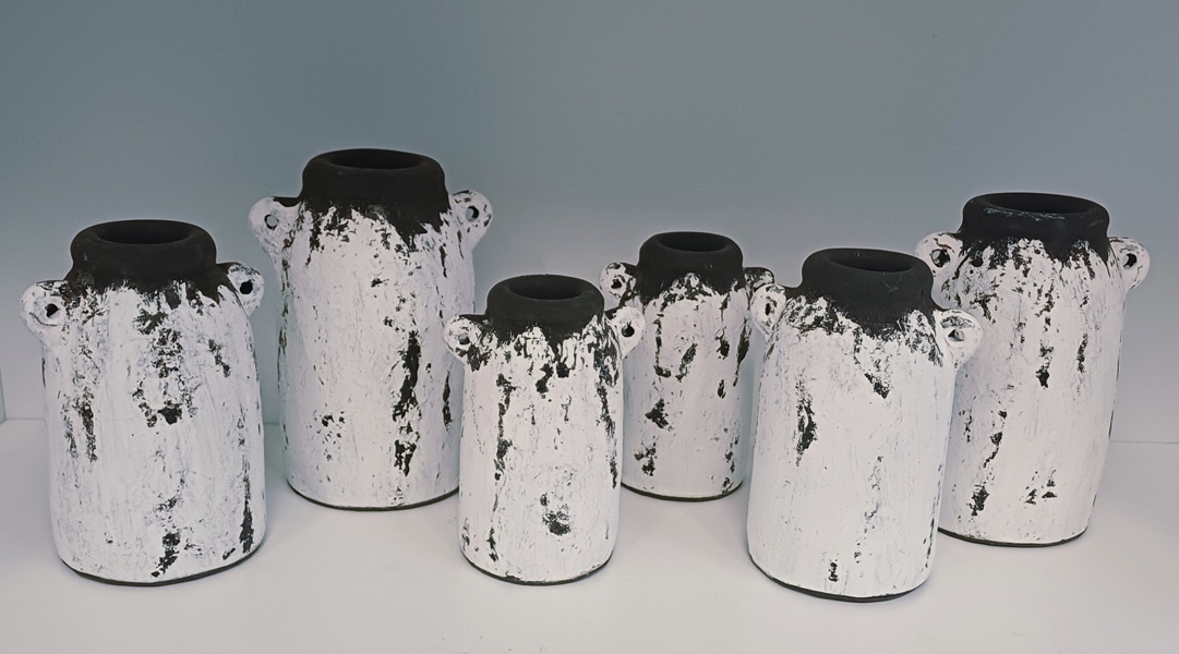 +M: Parti rustikke hvidmalet lerkrukker m. sort røget effekt og 2 ører (6 enheder)