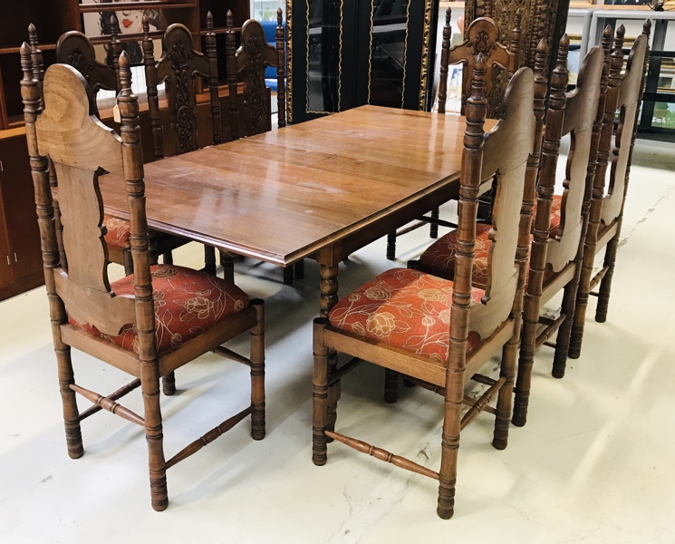 Klassisk spisebordssæt i mørkt træ m. udtræksplade samt 6 stk. spisebordsstole m. udskæringer på ryg og bag, samt mønstreret polstring