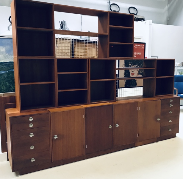 Mid-Century reolsystem fra Diplomat- serien i teak, designet af Finn Juhl og fremstillet hos France & Søn (20 enheder)