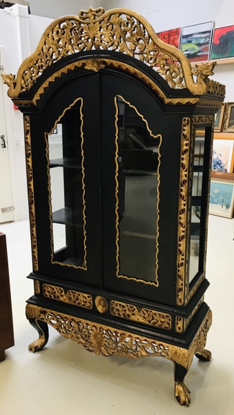 Antikvitetsvitrineskab udført i træ og glas m. detajlerede gylden asiatiske udskæringer