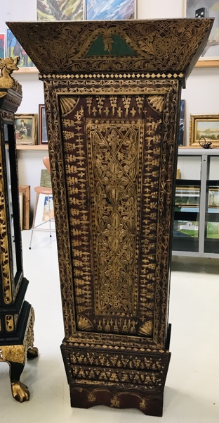 Vintage anglo-indisk klædeskab m. detaljerede asiatiske udskæringer