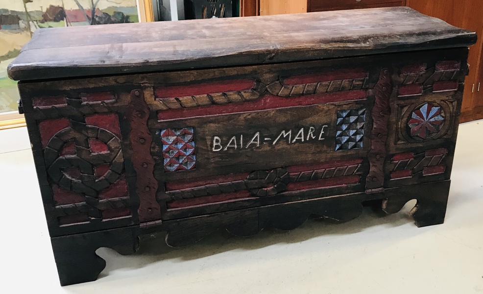 Antik rumænsk kistebænk i egetræ m. karakteristiske udskæringer og rød-sort bemaling