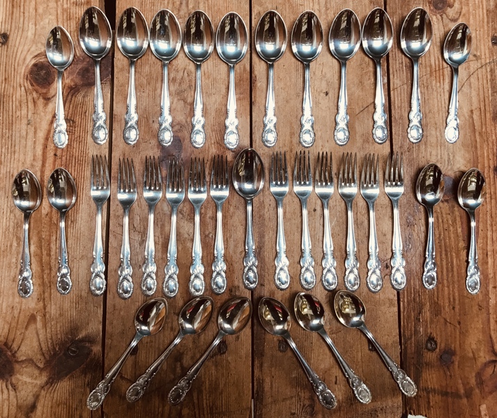 Samling af dansk sølvbestik (plet) - model Menuet fra Fehrn, Berg og Jensen (35 enheder)