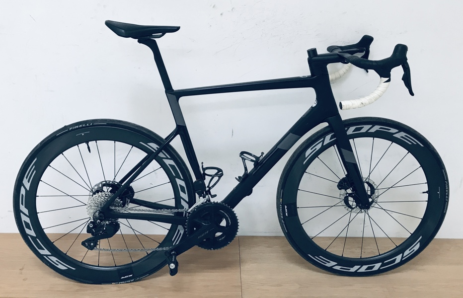 +M: Cannondale Supersix Evo racercykel m. carbon stel, Shimano 105 elektronisk geargruppe samt Scope AS carbon fælge (nypris 12.000,00 dkk - kun fælge) m. Pirelli dæk (Å 2026-0747)