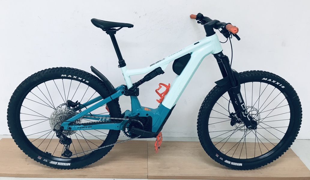 +M: Focus Jam 2 6,7 el-mountainbike m. Bosch Performanceline CX centermotor, Shimano XT Deore geargruppe og dropperpost (Å 2026-0706)