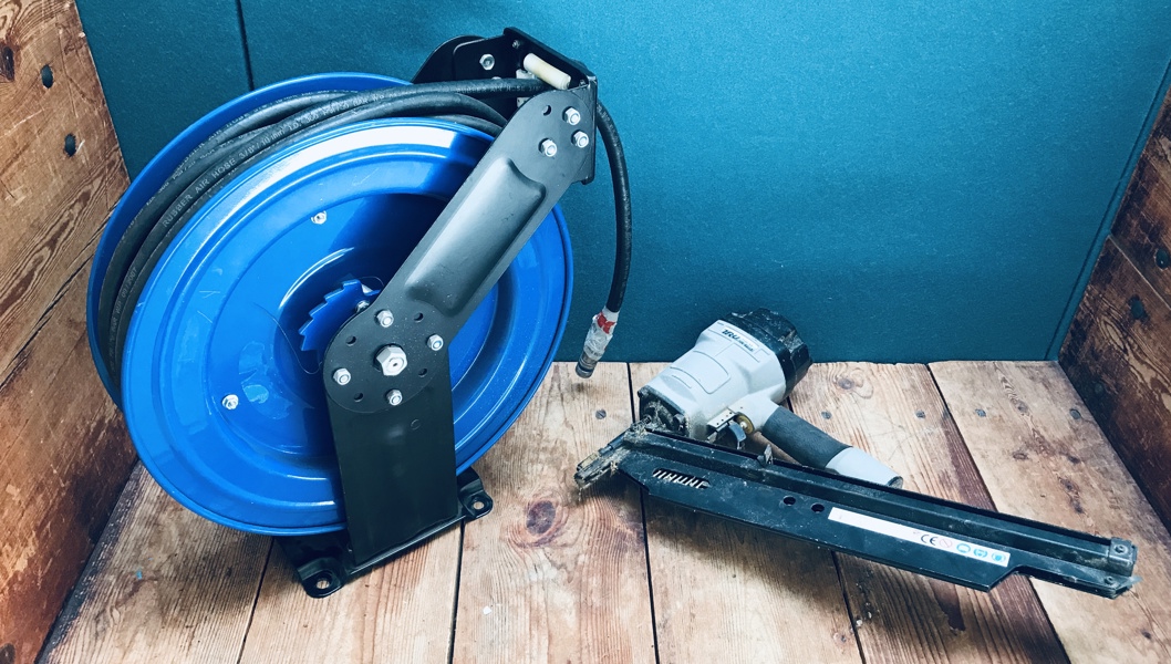 Pneumatik/trykluft: Tru HN 6803 sømpistol samt trykluftslange m. vægmontering (300 PSI)