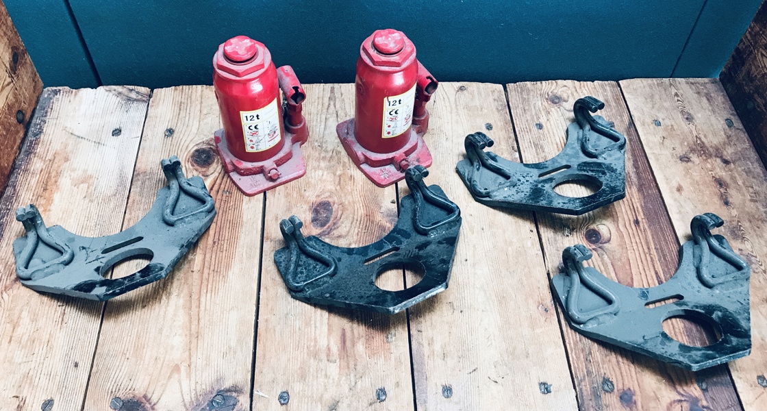 2 Hydrauliske donkrafte (12 ton) samt 4 Krone Multilock kædeadaptere 