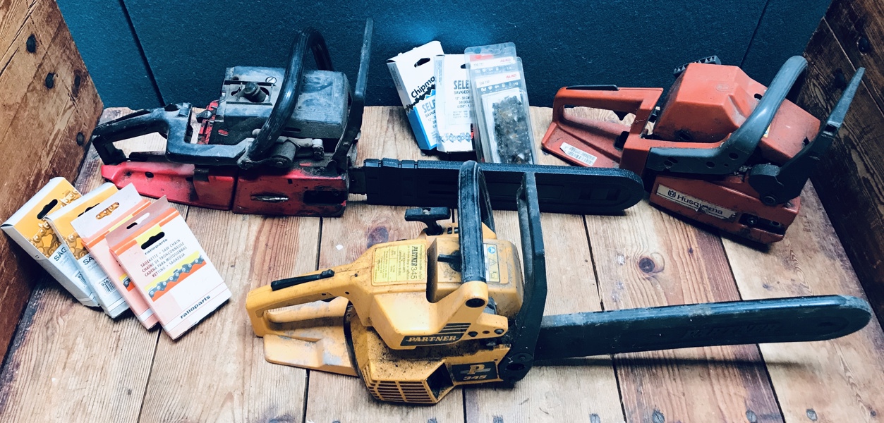 3 benzindrevet motorsave fra Husqvarna, Partner samt Jonsered m. 8 pakker savkæder fra Ratioparts, Alko og Selekta 