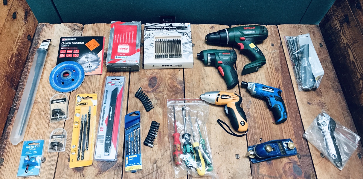 Parti værktøj - herunder Irwin Record blokhøvl (nypris 600 dkk), Bosch akku-værktøj, svensknøgler, centrumborsæt, fastnøgler, skruetrækkere, bajonetklinger m.v.