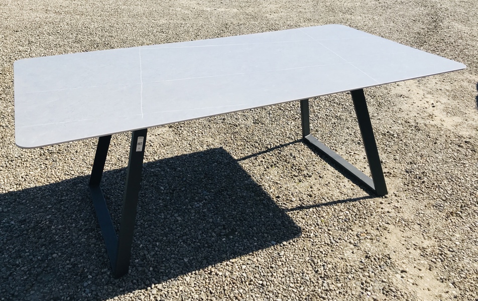 Arctic spisebord m. lys keramisk bordplade (grå) samt sort metalstel, fremstillet hos Lexpo Living