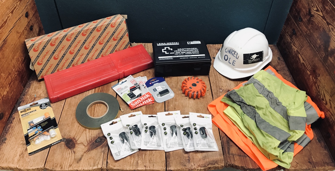 Stor kasse m. diverse - herunder Goobay Dual USB ladere (flere), USB stik, magnetisk LED advarselslamper (orange), Mookis reparationssæt til bilruder (flere), advarselstrekant, førstehjælpskasser m.v.