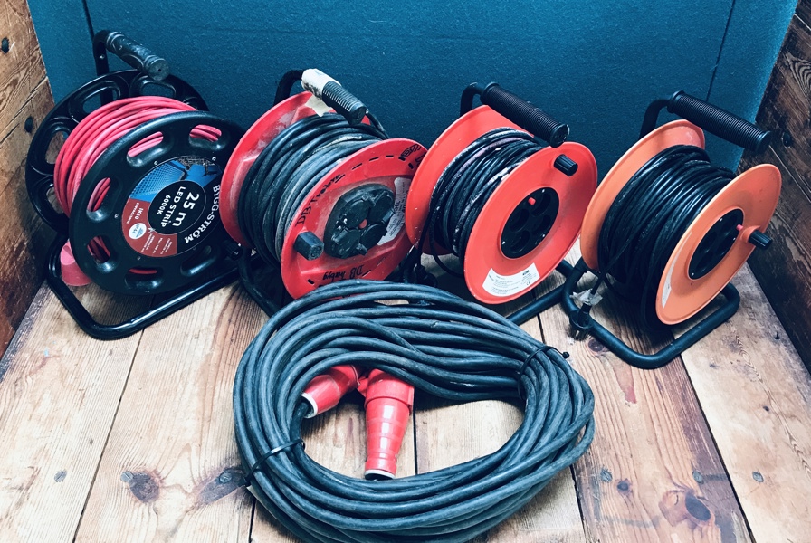 JoEl kabeltromme (220v), Bygg-Ström kabelrulle (220v), Sartano kabelrulle (220v) samt CCE forlængerkabel (400v)